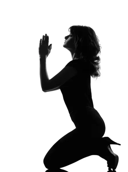 Silhouet vrouw knielen biddende smeekte — Stockfoto