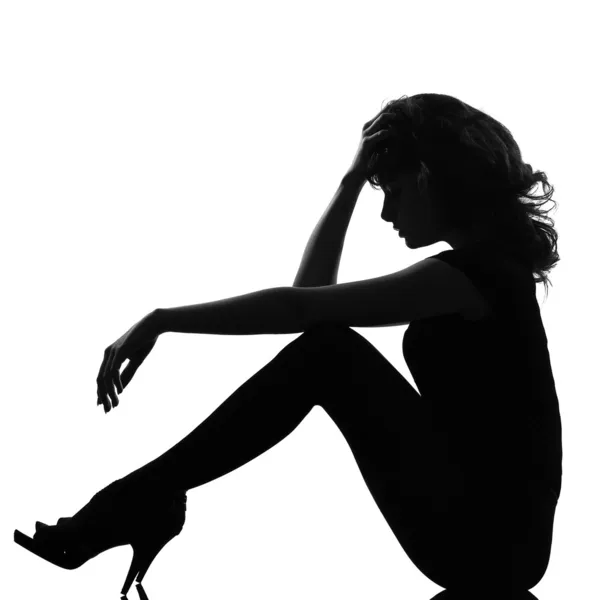 Sylwetka kobieta siedzi smutny zamyślony — Zdjęcie stockowe