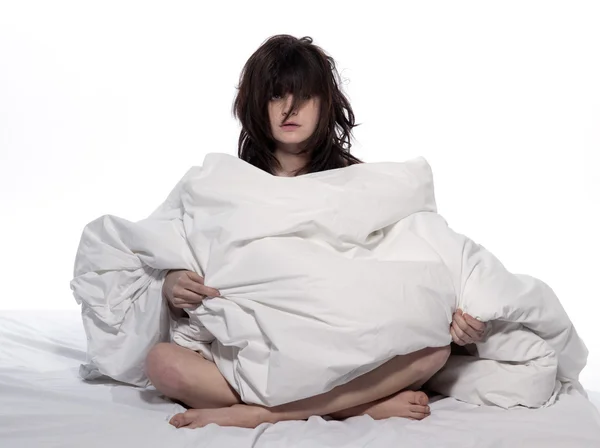 Fiatal nő az ágyban, fáradt álmatlanság másnapos ébredés — Stock Fotó