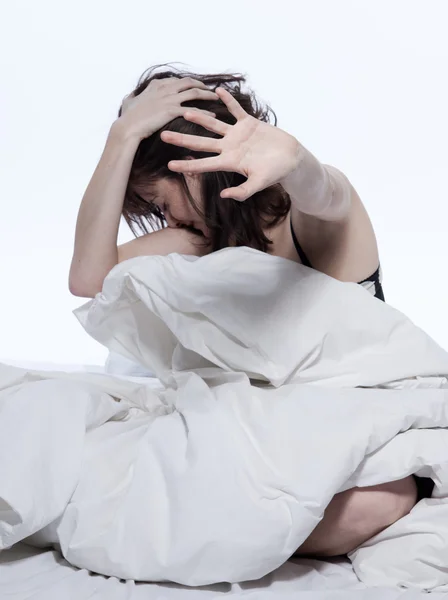 Junge Frau im Bett weckt müde Schlaflosigkeit Kater — Stockfoto