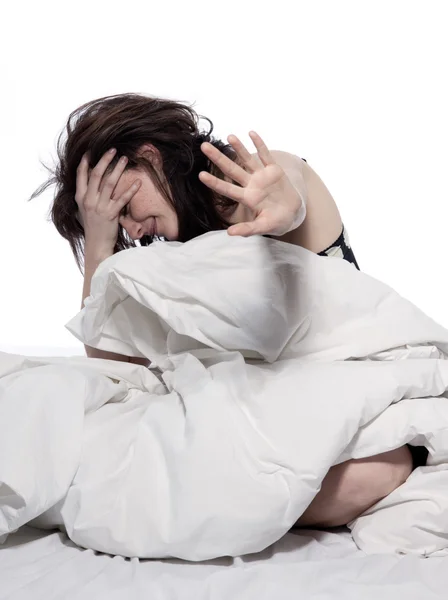 Ung kvinna i sängen vaknar trött sömnlöshet baksmälla — Stockfoto