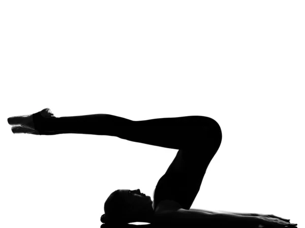 女人芭蕾舞蹈家 halasana 肩站立瑜伽姿势 — 图库照片