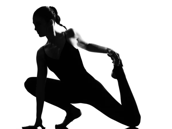 一名妇女健身锻炼舞蹈家拉伸腿升温 — 图库照片