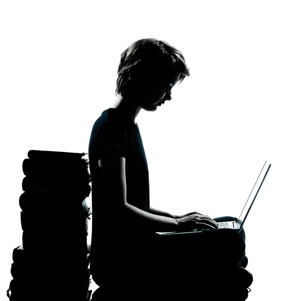 Un joven adolescente niño o niña silueta computadora computación vuelta —  Fotos de Stock
