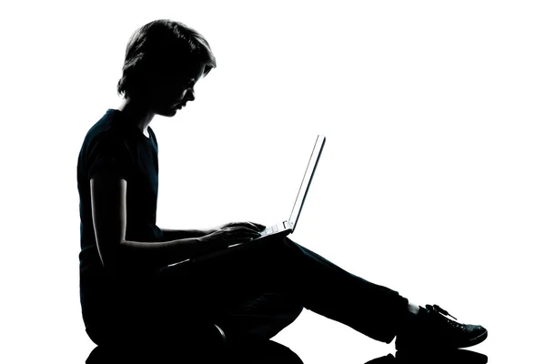 Um jovem adolescente menino ou menina silhueta computador computação colo — Fotografia de Stock