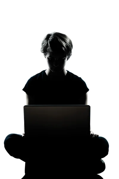 En ung tonåring pojke eller flicka silhuett dator computing varvtid — Stockfoto