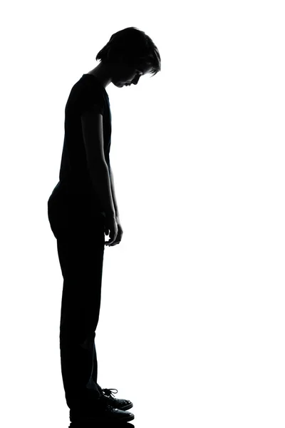 Ένας νεαρός έφηβος αγόρι ή κορίτσι που είναι λυπημένος κοιτάζοντας προς τα κάτω σιλουέτα — Φωτογραφία Αρχείου