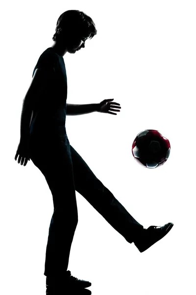 Jeden młody nastolatek chłopak lub dziewczyna sylwetka żonglerka piłki nożnej, footba — Zdjęcie stockowe