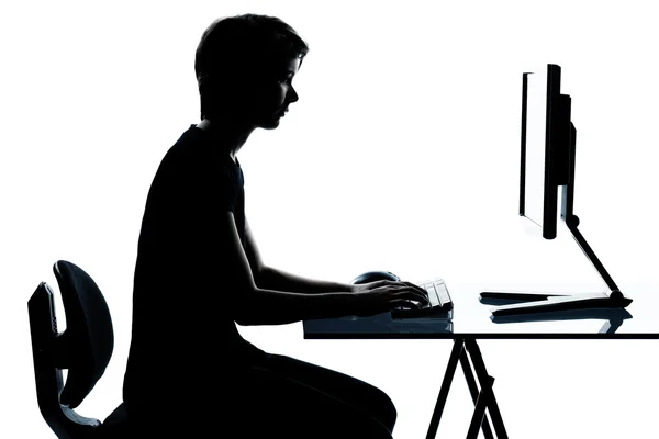 한 젊은 십 대 소년 또는 소녀 실루엣 컴퓨터 일반 컴퓨팅 — 스톡 사진