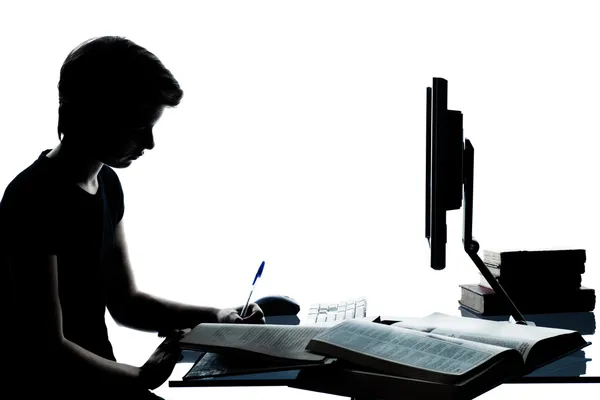Un giovane adolescente ragazzo ragazza silhouette studiare con computer c — Foto Stock