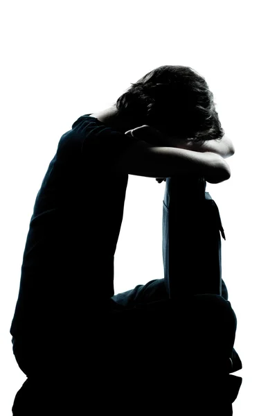 Uma jovem adolescente chorando silhueta triste — Fotografia de Stock