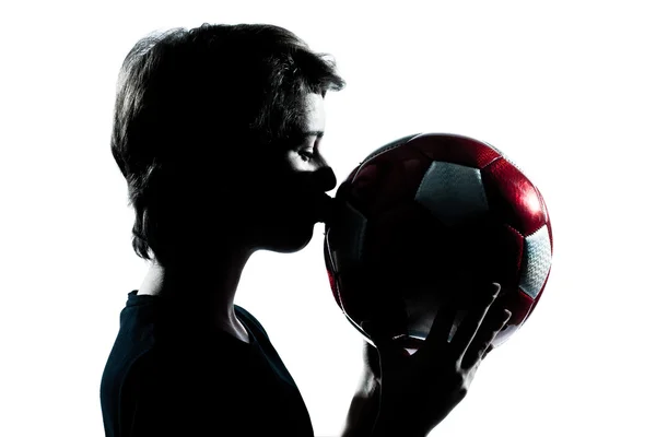 Jeden młody nastolatek chłopak lub dziewczyna sylwetka całowaniu piłki nożnej — Zdjęcie stockowe