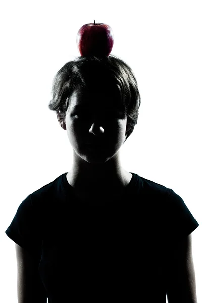 Un giovane adolescente ragazzo o ragazza silhouette con una mela sulla sua h — Foto Stock