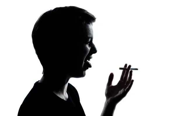 一个年轻十几岁的男孩或女孩吸烟香烟厌恶 silhoue — 图库照片