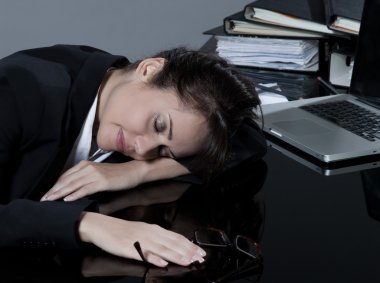 İşyerinde uyuyan kadın