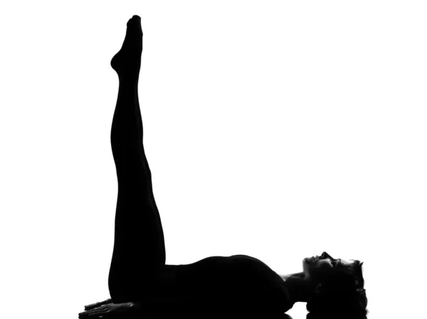 Pose de pies extendidos hacia arriba de yoga de mujer - urdhva prasarita padasana — Foto de Stock