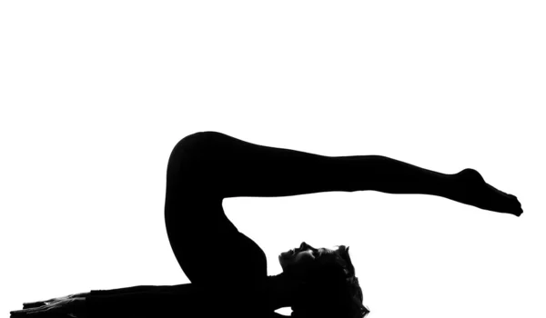 Mujer halasana soporte de hombro postura de yoga —  Fotos de Stock
