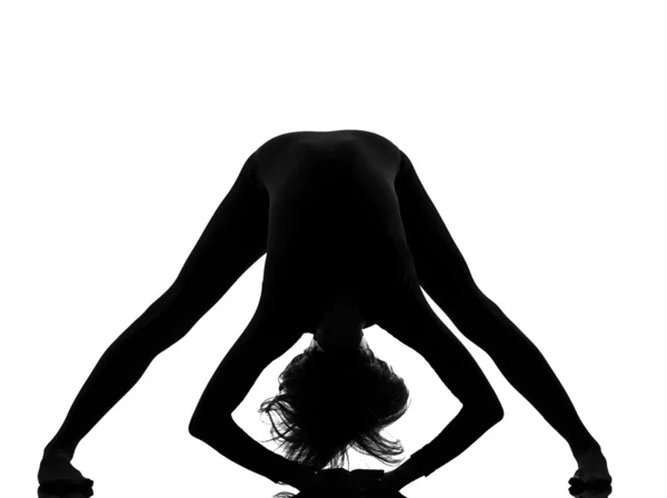 Donna che esercita fitness yoga stretching — Foto Stock