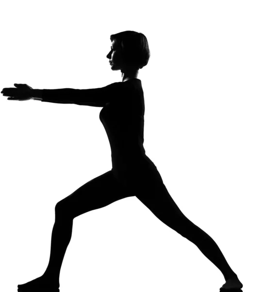女 virabhadrasana 2 勇士行使健身瑜伽弹性 — 图库照片