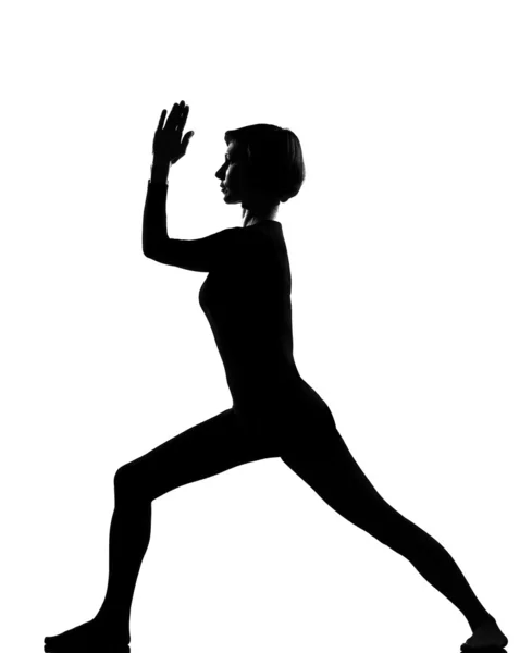 Mujer virabhadrasana 2 guerrera ejercitando fitness yoga stretchin — Foto de Stock