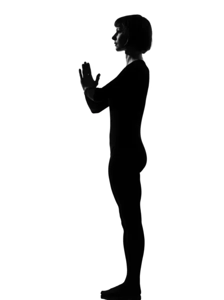 Kvinnan sun salutation yoga surya namaskar utgör — Stockfoto