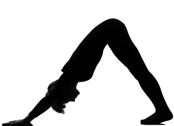 Donna sole saluto yoga surya namaskar posa — Foto Stock