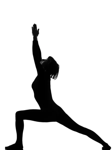 Virabhadrasana 1 guerreiro posição mulher ioga — Fotografia de Stock