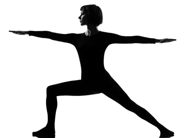 Virabhadrasana 2 krigare p yoga kvinnan — Stockfoto