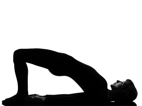 Sarvangasana setu bandha ponte posizione yoga donna — Foto Stock