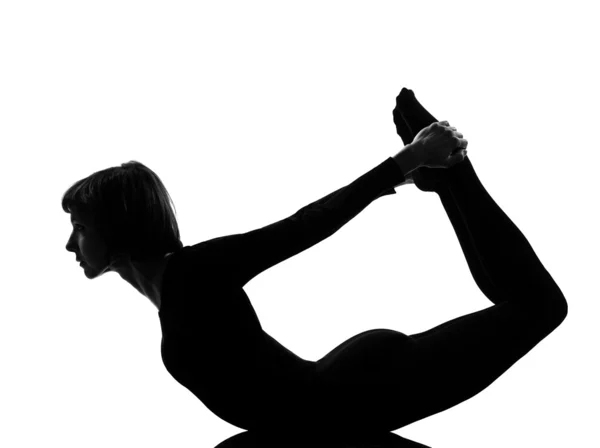 Женщина urdhva dhanurasana вверх по склону представляет йогу — стоковое фото