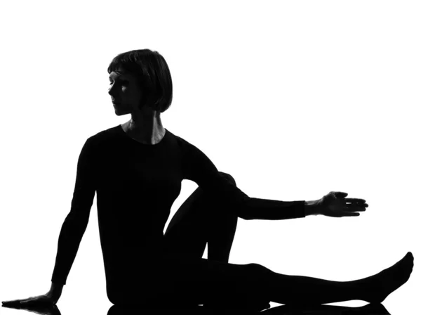 Vrouw marichyasana yoga salie vormen — Stockfoto