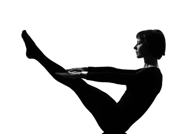 Женщина парипурна Навасана представляет йогу — стоковое фото
