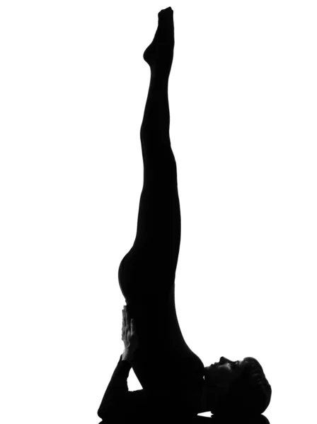 Kadın Sirasana sarvangasana omuz stand yoga pose — Stok fotoğraf
