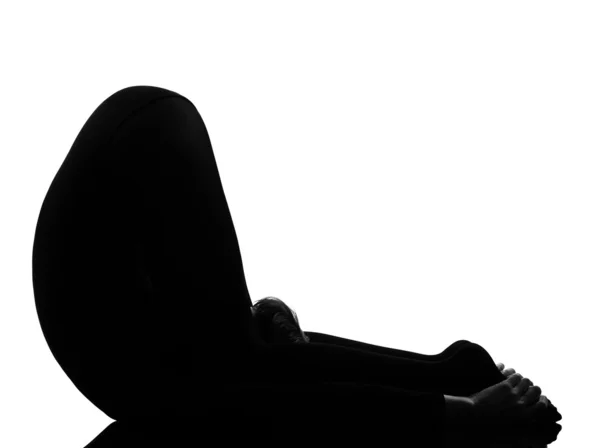 Žena halasana shoulder stánku představují jógy — Stock fotografie