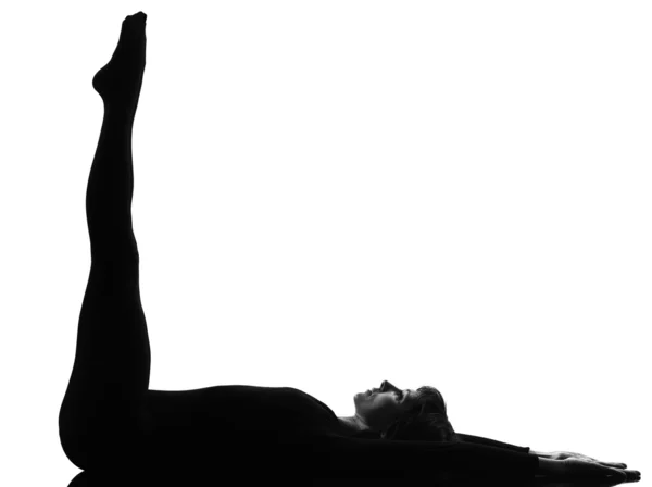 Kobieta salamba sarvangasana ramię stoją jogi — Zdjęcie stockowe