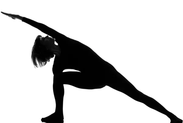 Utthita parsvakonasana kvinna yogaställning — Stockfoto