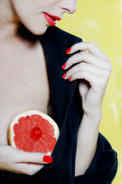 Mooie vrouw portret weergegeven: grapefruit borst — Stockfoto