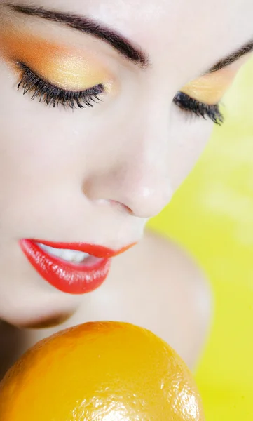 Mulher bonita Retrato segurando um mandarim — Fotografia de Stock