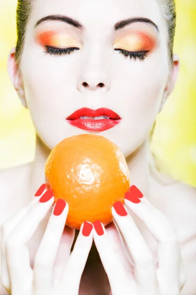Nő portré szag narancssárga gyümölcs — Stock Fotó