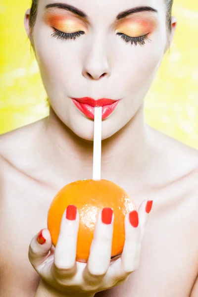 Vacker kvinna stående orange drink — Stockfoto