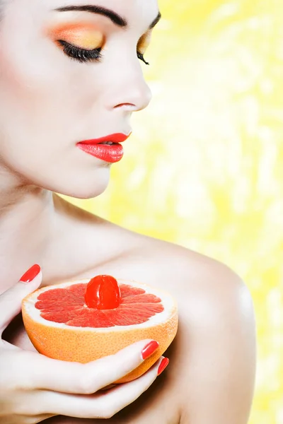 Жінка портрет показує грейпфрут — стокове фото