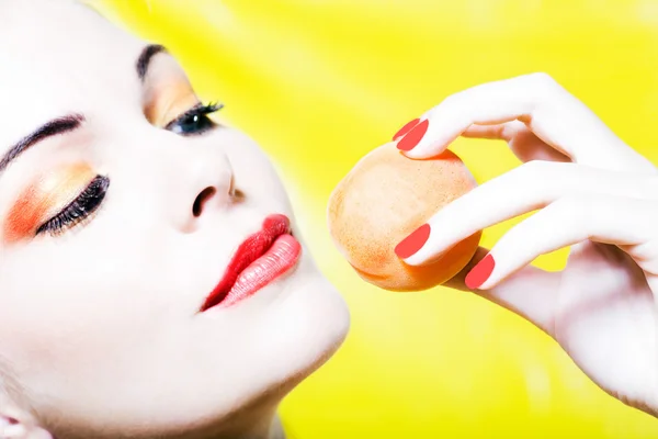 Woman portrait holding an apricot — Stock Photo, Image