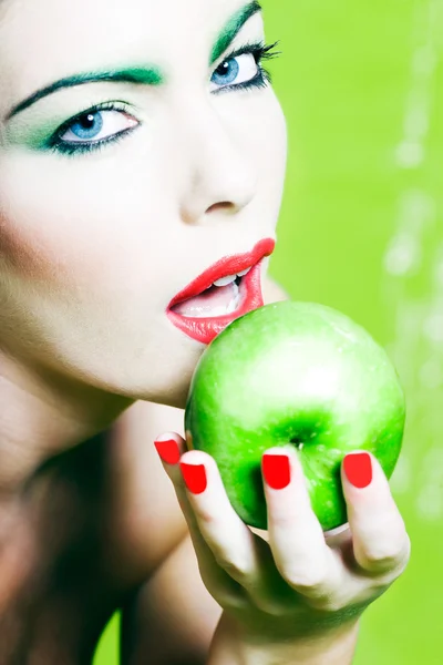 Retrato de mujer sostiene una manzana — Foto de Stock