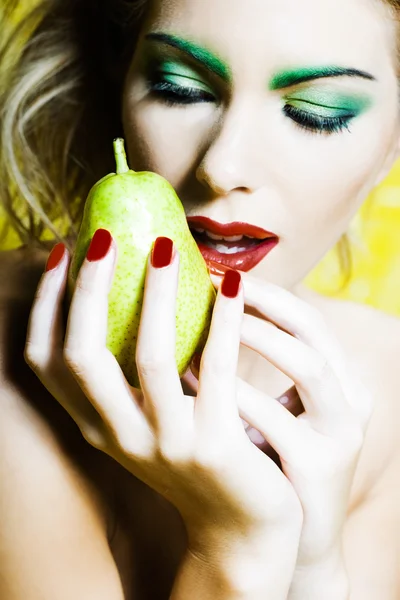 Ritratto donna con una pera — Foto Stock