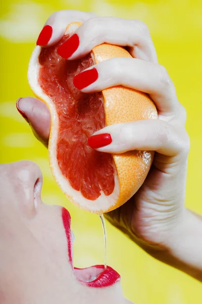 Frau trinkt Grapefruitsaft — Stockfoto