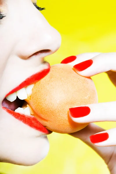 Kvinna porträtt bitting en aprikos — Stockfoto