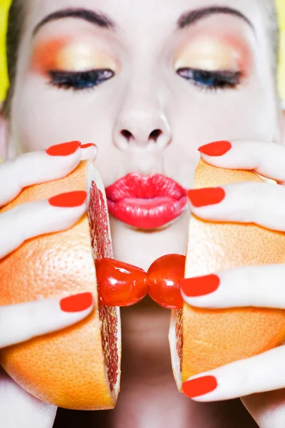 Woman Portrait Making grapefruit kiss — Stock Photo, Image