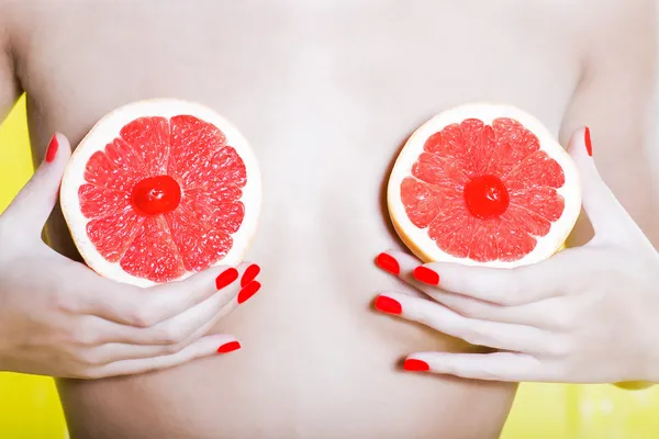 Vrouw Staand naakt met grapefruit borst — Stockfoto