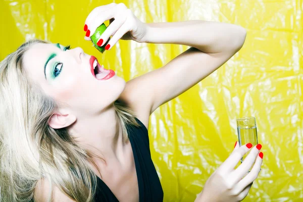 Mujer bebiendo Tequilla — Foto de Stock