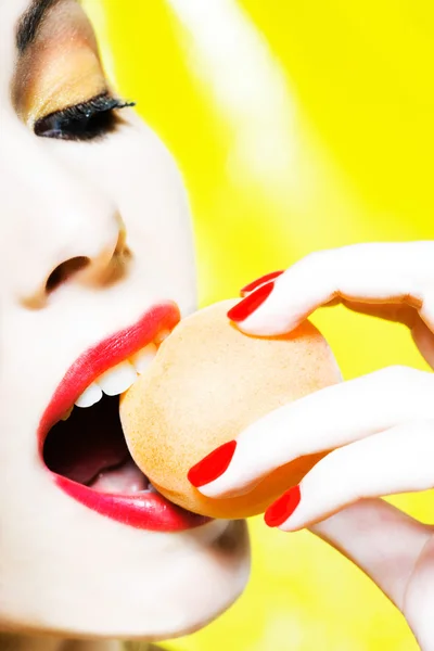 Mujer Retrato comer un melocotón — Foto de Stock